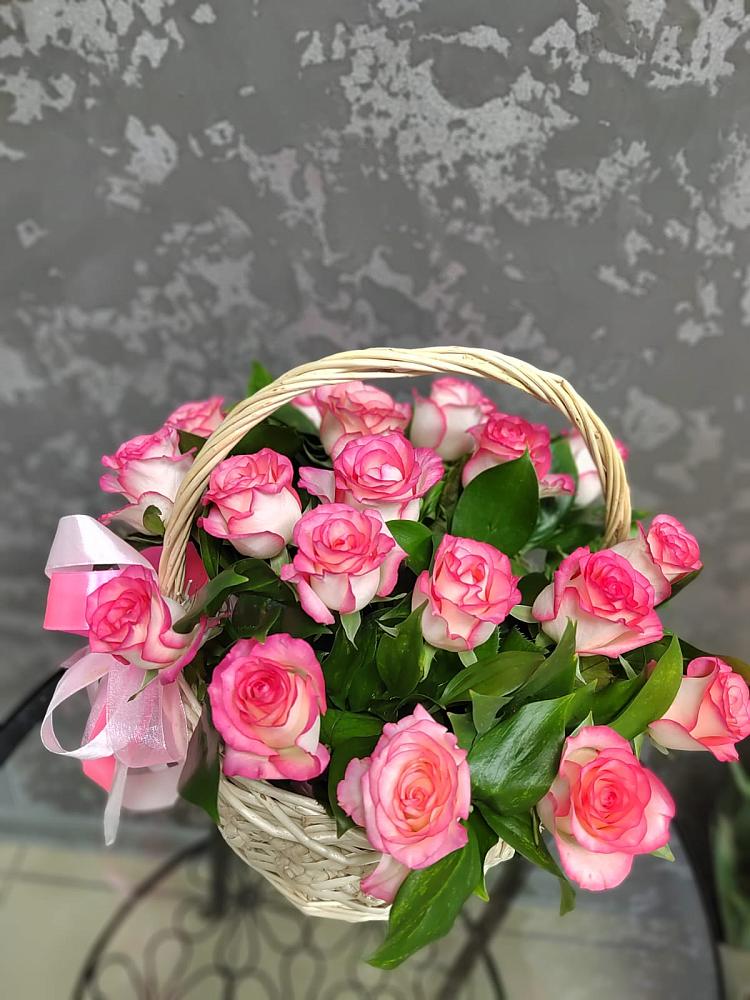 Цветочная композиция из Розы в корзине в Новоселье Ленинградская область