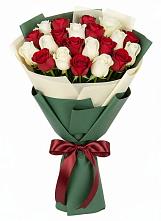 Букет Микс из красных и белых роз в Новоселье Ленинградская область