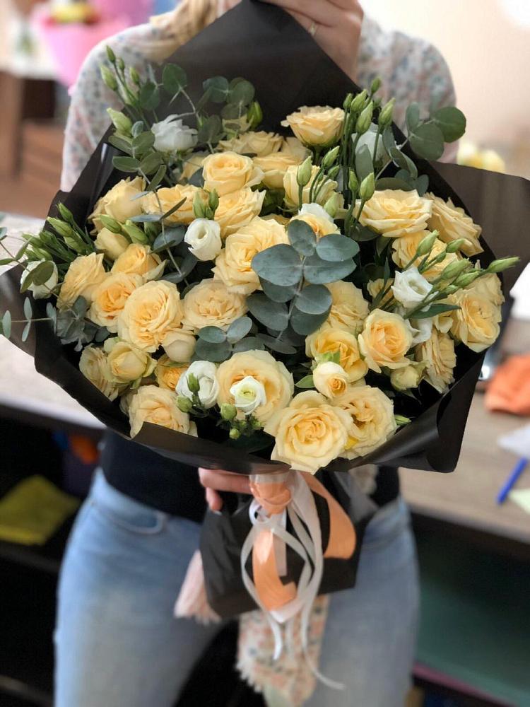 Букет цветов из: Розы и Лизиантусы в Новоселье Ленинградская область