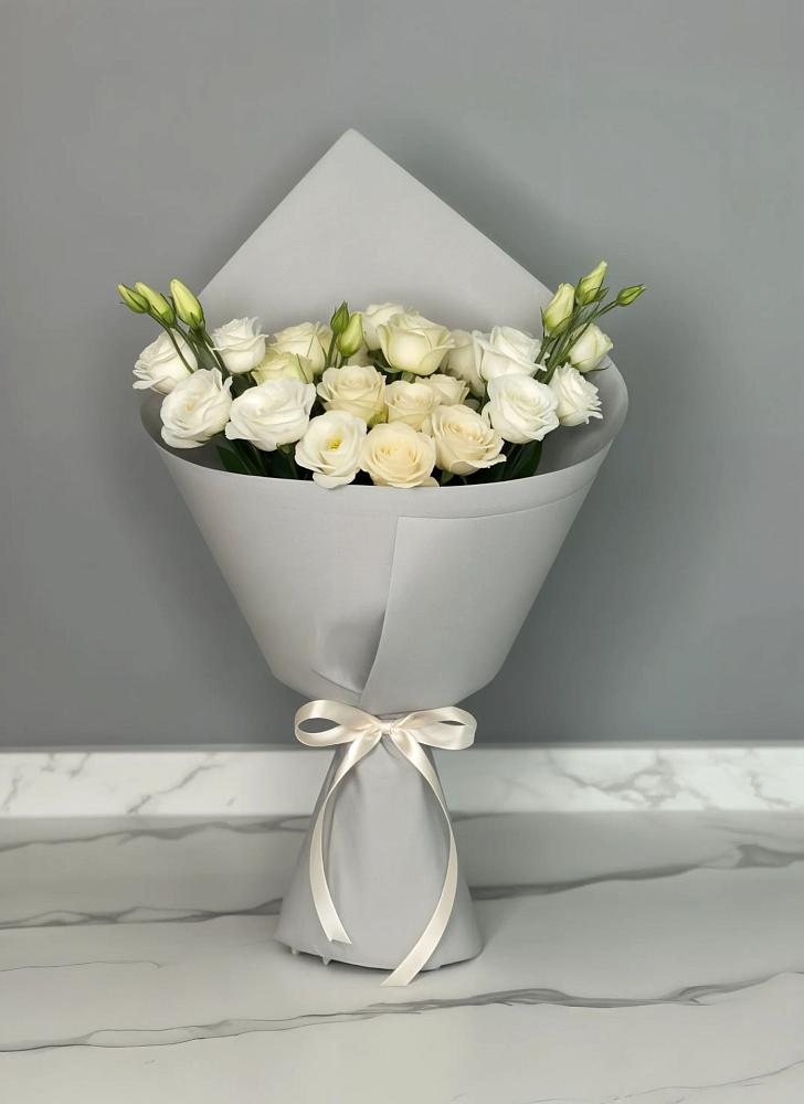 Букет цветов из: Розы и Лизиантусы в Новоселье Ленинградская область