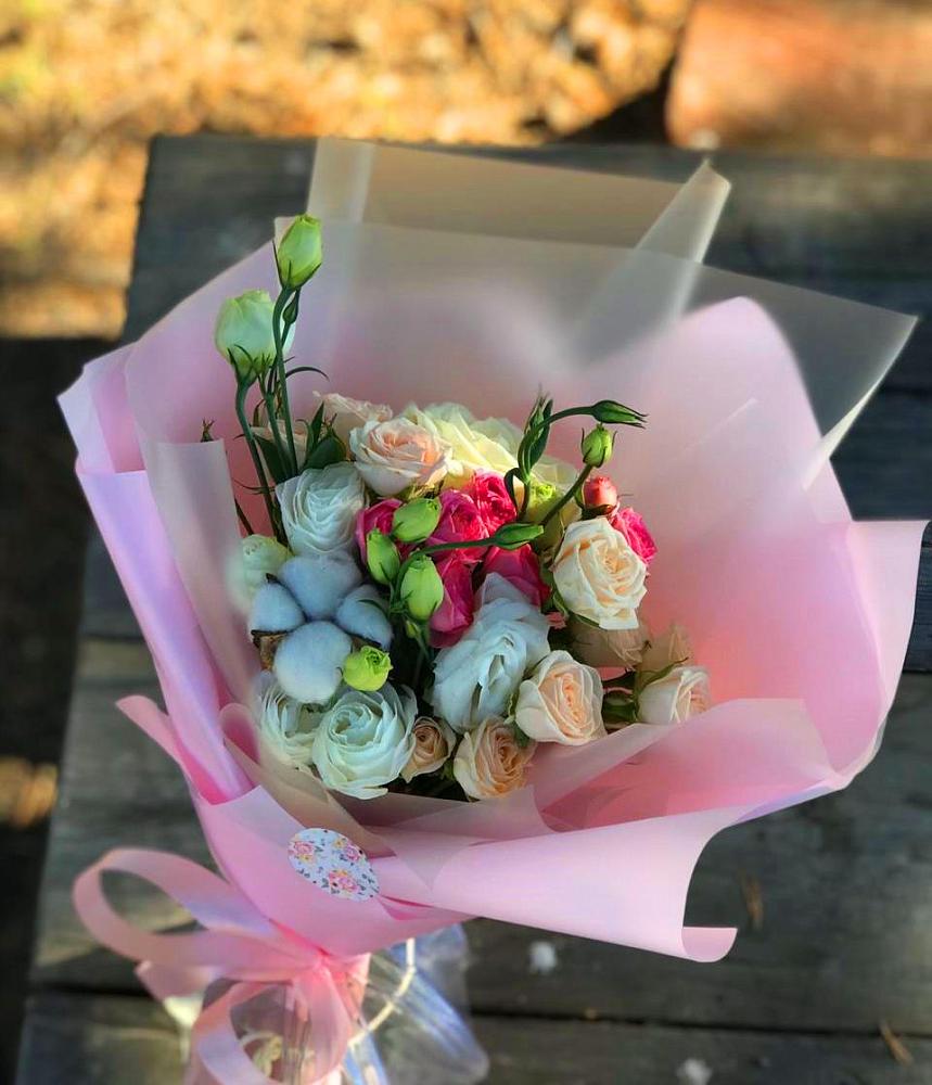 Букет цветов из: Розы и Лизиантусы в Новоселье Ленинградская область