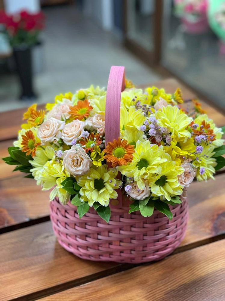 Цветочная композиция из Хризантемы и Розы в корзине в Новоселье Ленинградская область